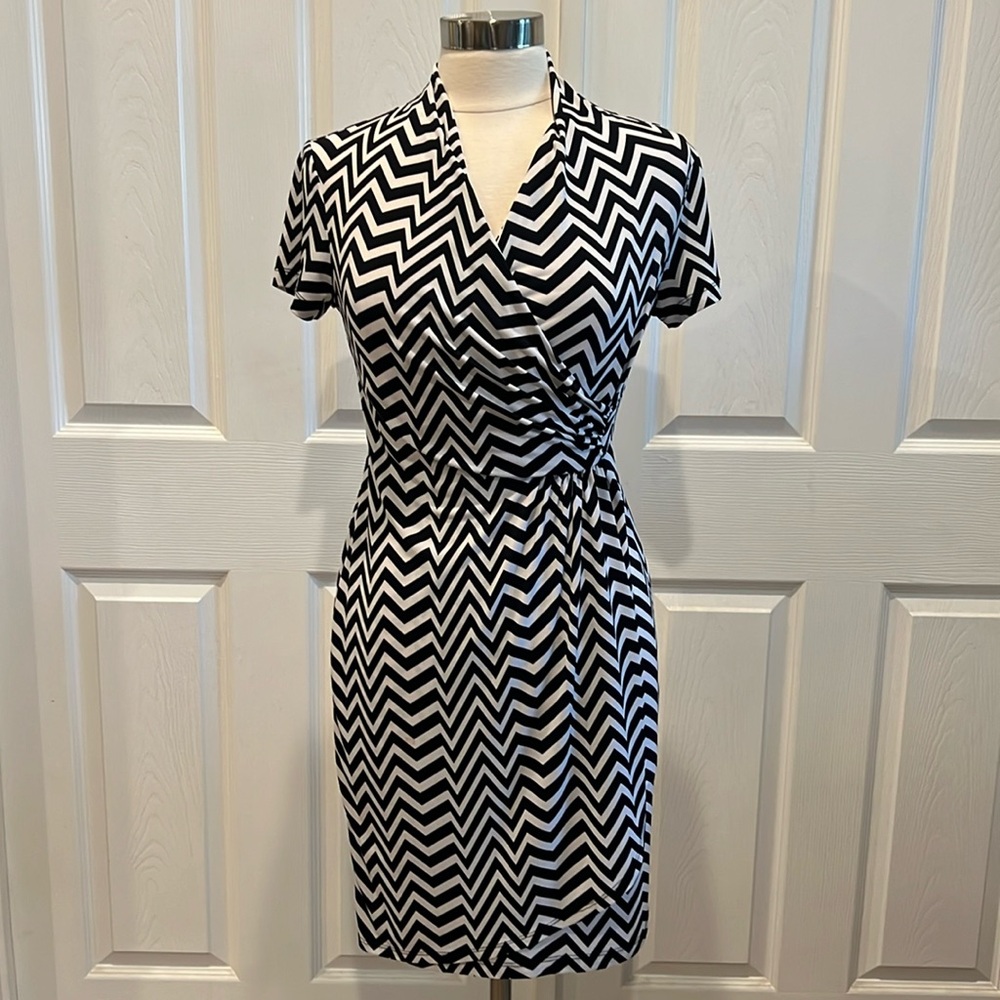 ENFOCUS STUDIO Chevron Striped Dress Black and White
